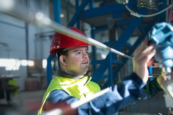 How to integrate a retractable home cinema screen in a UK living room without compromising on style?